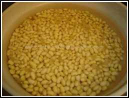 soaking soya beans